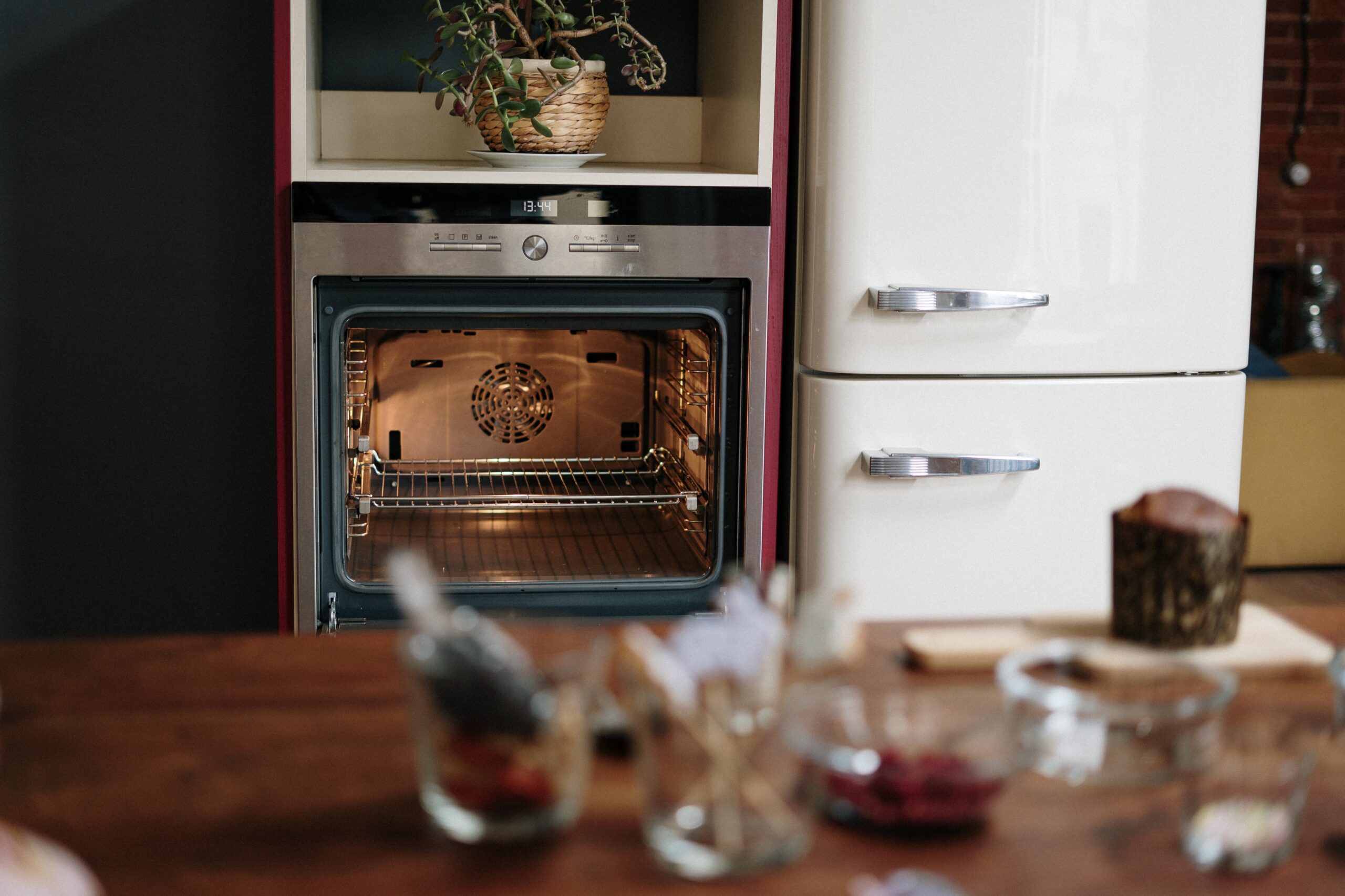 Read more about the article How to start an oven cleaning business